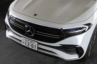 外観では、グリルに代わって設けられたフロントのブラックパネルや、テールゲートを横断する横一文字のリアコンビランプなどが「GLA」とのちがいだ。