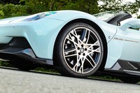 試乗車はダイヤモンドカットの20インチホイールとブリヂストンの「ポテンザ スポーツ」を装着していた。フロントのリフトアップシステムも用意される。