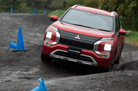 パイロンで仕切られた特設コースを走る「アウトランダー」。今回のイベントはラリーアートの競技復帰を記念したもので、かつて三菱がラリーを得意としてきたことから、オフロード試乗会というかたちとなった。