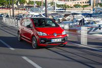 マラガ市街を行く「up! GTI」。高出力のエンジンに加え、ローダウンサスペンションなどでチューニングされた足まわりも同車の特徴となっている。