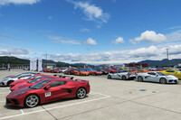 「CHEVROLET FAN DAY 2023」が行われた富士スピードウェイのパドックの様子。ご覧のとおり、ミドシップの「コルベット」は日本でもすっかり受け入れられており、GMジャパンは「もっとクルマを日本に回してくれ!」と本国に掛け合っているという。