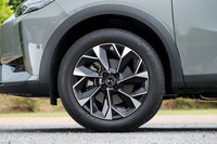 タービン形状のホイールの名称は「NICE」。ナイスではなくニースだろう。