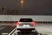 ボディーの後方が膨らんで、大きくなった感じがする新型「CX-5」のリアビュー。左右に分かれた水平基調のテールランプがワイド感を強調し、その間に「MAZDA」のエンブレムが配置されている。