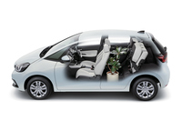 シートアレンジでは、後席の座面にチップアップ機構が備わっているのがライバルとの違い。初代から受け継がれる「フィット」の特徴で、これも燃料タンクを前席の下に配する「センタータンクレイアウト」のなせる業だ。