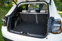 ラゲッジスペースの容量は385リッター。ライバルよりもゆとりがあるとうたわれているが、「トヨタ・ヤリス クロス」(390リッター)や「フォルクスワーゲンTクロス」(455リッター)よりは少し小さい。