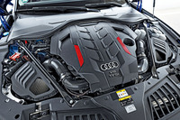 4リッターV8ツインターボエンジンに48Vマイルドハイブリッドシステムが組み込まれたパワーユニットは最高出力571PS、最大トルク800N・mを発生する。