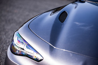 エアアウトレットが左右に備わる軽量なカーボン製のエンジンフードは、ベース車となった「ジュリア クアドリフォリオ」と共通するアイテム。