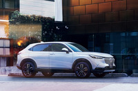 2021年4月22日に発表された2代目「ヴェゼル」。ボディーサイズは全長×全幅×全高=4330×1790×1590mm(または全高1580mm)で、先代モデルと比べると35mm長く、20mm幅広く、15mm低い数値になっている。