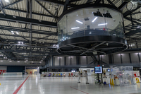 衝突実験施設の天井にはコントロールルームが設けられている。安全を確保したうえで衝突の現場を間近で確認できるようになっている。