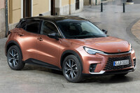 再びスペインでの国際試乗会より。ボディーサイドの光の流れを見ると、ショルダー部の大きな動きがよくわかる。