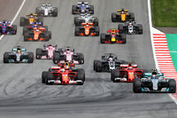 抜群のスタートでトップを守ったボッタス(写真先頭)。後続ではトロロッソのダニール・クビアトに端を発するクラッシュで、フェルナンド・アロンソやマックス・フェルスタッペンが早々に戦列を去った。(Photo=Red Bull Racing)