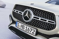 小さなスリーポインテッドスターがちりばめられた「スターパターンフロントグリル」。