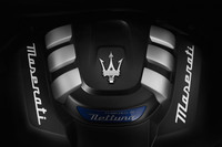 「グレカーレ トロフェオ」に搭載される3リッターV6 DOHC 24バルブ ツインターボエンジンは、最高出力530PS/6500rpm、最大トルク620N・m/3000-5500rpmを発生。8段ATが組み合わされる。