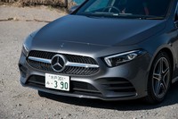 18インチタイヤ&ホイールのほかに「AMGライン」には、よりスポーティーな形状の専用バンパーやサイドスカート、マルチビームLEDヘッドライトなどが含まれている。