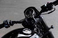 丸型だがフル液晶のメーターに、機能性を重視したスイッチボックスなど、その意匠はクラシックというより、今日的なスタンダードを狙ったものに見える。