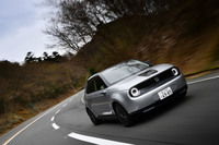 2020年8月に発表された「ホンダe」。都市部での利用を想定したコンパクトな電気自動車である。ラインナップはベースグレードと上級仕様「アドバンス」の2種類で、今回、池沢早人師先生は後者に試乗した。