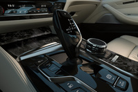 50周年を記念する「50th Anniversary」のインテリアバッジがセンターコンソールに備わる。