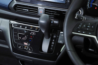 エアコンの操作パネルには、直観的に操作しやすいデザインを採用。先代モデルよりもシフトレバーをドライバー寄りに配置し、操作しやすく工夫しているという。試乗車に装備されていた前席シートヒーターは、FF車では寒冷地仕様に組み込まれるオプションで、4WD車では全車寒冷地仕様(シートヒーター標準装備)となる。