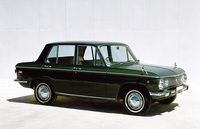 「マツダ・ファミリア800 4ドアデラックス」。1964年に登場した初代ファミリアの4ドアセダン。