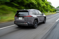 シャシーは「センチュリー」(SUV)までをカバーするエンジン横置きプラットフォーム「GA-K」の大幅改良型。テールゲート開口部やサスペンション取り付け部の剛性を強化するなどの手当てを施している。