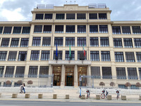 すでにリプライ社のものとなってから、2022年6月に撮影した外観。手前に放置されたシェアリング用の電動アシスト自転車や電動キックスクーターも、自動車の街トリノの変貌を象徴している。