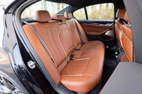 「M550i xDrive」には、リアの左右席も個別に温度調整が可能な4ゾーンオートエアコンが標準装備される。