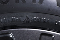 サイドウォールには「M+S」の文字と「スリーピークマウンテンスノーフレークマーク」。凍結路面ではスタッドレスタイヤを履くべきだが、冬用タイヤ規制が敷かれた高速道路も通行可能だ。