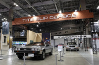 1980・1990年代ゾーンより1982年「デロリアン(DMC-12)」。後方は1989年「トヨタ・セルシオ」。