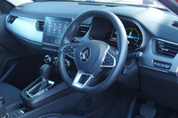 直感的に操作できるようにスイッチ類が配置された「アルカナ アントラクトE-TECHフルハイブリッド」のインストゥルメントパネル。メーターには10.2インチサイズ、センタースクリーンには7インチサイズの液晶パネルを採用している。