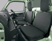 最新型「ハイゼット トラック」のインテリア。ボディーカラーは新色「アイスグリーン」(写真)を加えた全7色展開となる。