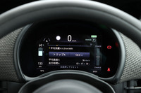 メーターに代えて装備される、7インチのTFTマルチファンクションディスプレイ。表示はわかりやすく、車速やバッテリー残量、走行可能距離などがひと目で確認できる。