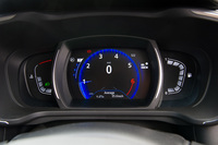 単眼式のメーターパネルにはフルカラーのTFT液晶を採用。表示のデザインに加え、基調となる色もレッド、ブルー、ブラウン、グリーン、パープルの5色から選択可能となっている。