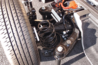 ダブルウィッシュボーン式のリアサスペンション。写真はカットモデルのもので、奥側が前方にあたる。