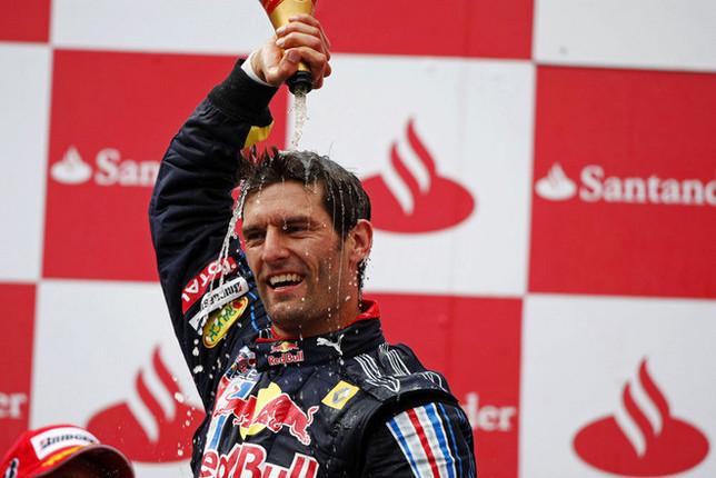 GPキャリア8年目、132戦目にたどり着いたポディウムの頂点──マーク・ウェバーは初ポールポジションから接触、ドライブスルーペナルティをはねのけ、悲願の初優勝を飾った。自身が主催するチャリティ自転車レースで骨折し、冬のテストをキャンセル、最悪の出だしとなった2009年シーズン。勝利を重ねる僚友セバスチャン・ベッテルの横で悔しい思いをしていたオーストラリア人に訪れた遅い春だった。(写真=Red Bull Racing)