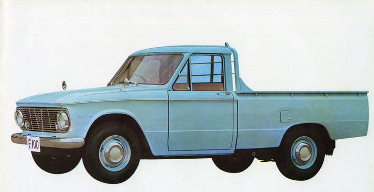 トラックながらコルベア・ルックを採用した1962年「ダイハツ・ハイライン」。仮想敵の“ダットラ”より強力な1.5リッター直4エンジンを搭載。1965年のマイナーチェンジではライバルに先駆けてデュアルヘッドライトを採用した。