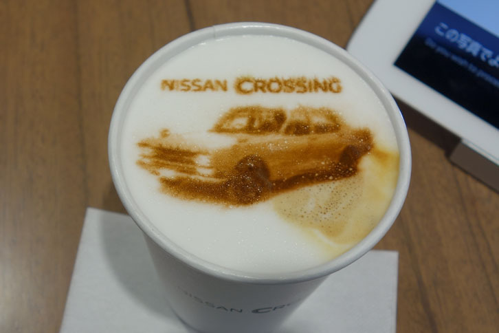 疲れたら「クロッシング カフェ」でひと休み。ラテアートで自分の写真や日産のクルマを描いてもらえる。写真は「スカイライン2000GT-R」。