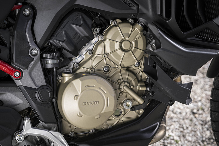 排気量1158ccの水冷4ストロークV型4気筒エンジン。今回の改良により、走行中にも気筒休止機構が作動するようになり、燃料消費量と排出ガスの量を従来モデル比で約6%削減している。