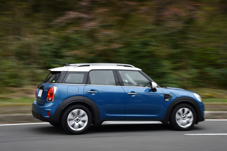 今回、試乗した「クーパーD」は「MINIクロスオーバー」の最廉価グレードで、車両本体価格は386万円。ラインナップ中、唯一のFF車(ほかはすべて4WD車)でもある。