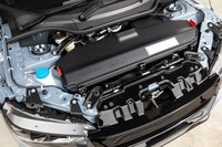 フロントボンネット下の「ユーティリティーボックス」は、荷物の数少ない積載スペース。取り外したロールトップも、この場所に折り畳んで収納する。