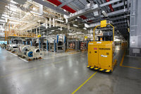 昌寧工場の生産ラインの様子。人気のない建屋内を、タイヤの材料を積んだ自動運搬機が行き来している。