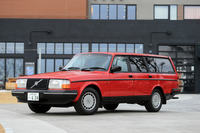 1974~1993年に生産されたご長寿モデル「240」シリーズ。ボディータイプはセダンとワゴンで、排気量の異なる数種類の直4モデルに、直4ターボモデル、直6モデルと、さまざまなモデルがラインナップされた。