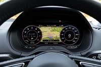 12.3インチの液晶画面をメーターパネルとして採用する「アウディバーチャルコックピット」はオプション。写真はアナログメーターの雰囲気を再現したモードだが、カーナビの地図をほぼ全面に拡大して表示することも可能だ。