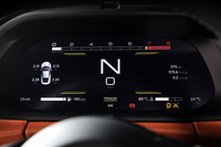 計器類の役割を担う、12.3インチのTFTドライバーディスプレイ。走行モードに応じてカラーや表示レイアウトが変化するほか、Gセンサーやタイヤ空気圧モニターなどの表示機能も備わる。