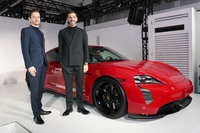 2019年8月1日の社長就任以来、初の公の場となったポルシェ ジャパンのミヒャエル・キルシェ社長(写真右)と、「タイカン」の車両概要を説明した同社マーケティング部のアレキサンダー・クワース プロダクトマネージャー。