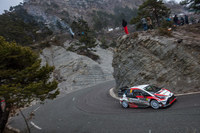 ギャラリー管理の問題でキャンセルとなったSS16を走るヤリスWRC。写真に写る白い粒は、雪である。