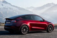 「モデルY」のリアクオータービュー。
清水「今から思うと、経年劣化しないデザインだったんだなぁと思うよ」
ほった「でも、初期型の『モデルS』なんかは、今から見るとちょっと古く感じますよね。同じテスラでも、時間に対する耐性は車種によると思います」