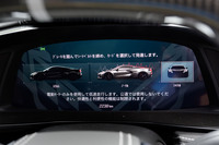 EV走行はスタート時のみセレクトが可能。乗車後にシートベルトをしてブレーキを踏み、スタートボタンを押さずにドライブモードセレクターを操作すると、液晶メーターに「ステルス」「ノーマル」「シャトル」モードの選択画面が現れる。モードセレクト後はブレーキを踏んだままスタートボタンをプッシュ。「D/R」レンジにギアを入れると、走行が可能となる。