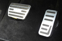 ブレーキ・バイ・ワイヤの採用を前提に開発された、パッド型のブレーキ/アクセルペダル。通常のブレーキペダルは15cmほどの可動域があるのに対し、こちらのパッドの可動域はわずか6mm。2026年の実用化を予定している。