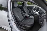 前席にはシートヒーターが標準装備される。高さ調節のリフターは運転席・助手席ともに、ランバーサポートは運転席のみ備わる。