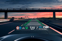 装備類では、ポルシェ初となるAR(拡張現実)技術を用いたヘッドアップディスプレイの採用もトピックとして挙げられる。